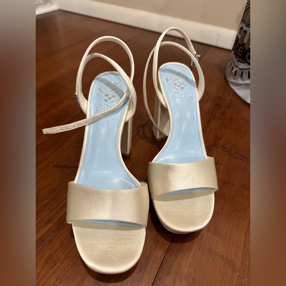 vince camuto pendry bridal heels in ivory